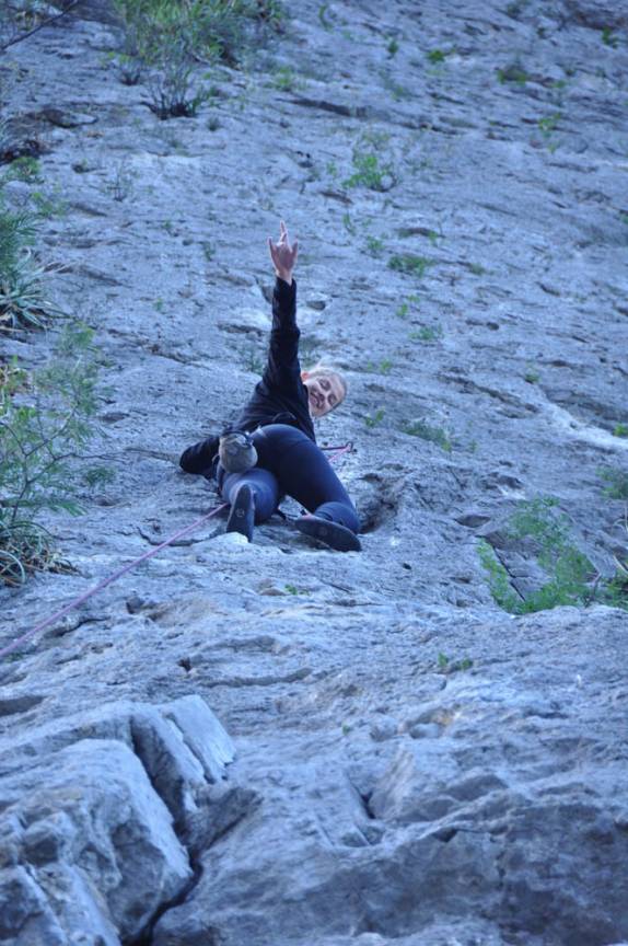 A Ana chega ao topo da primeira escalada em Potrero Chico, no nordeste do México